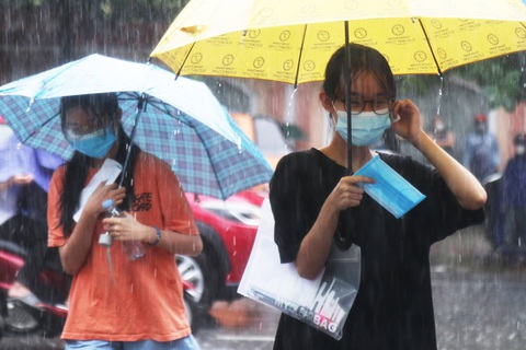Sáng nay, gần 1 triệu thí sinh thi môn văn - Ảnh 12. Sáng nay, gần 1 triệu thí sinh thi môn văn - Ảnh 12.