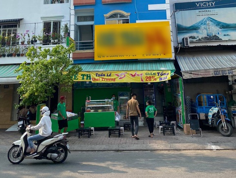 Gặp người xỉu giữa đường, dân Sài Gòn chẳng nề hà COVID-19 cứu giúp - Ảnh 1. Gặp người xỉu giữa đường, dân Sài Gòn chẳng nề hà COVID-19 cứu giúp - Ảnh 1.