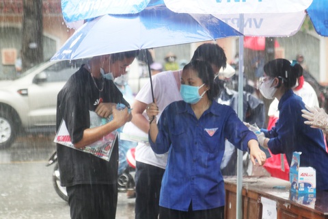 Sáng nay, gần 1 triệu thí sinh thi môn văn - Ảnh 13. Sáng nay, gần 1 triệu thí sinh thi môn văn - Ảnh 13.