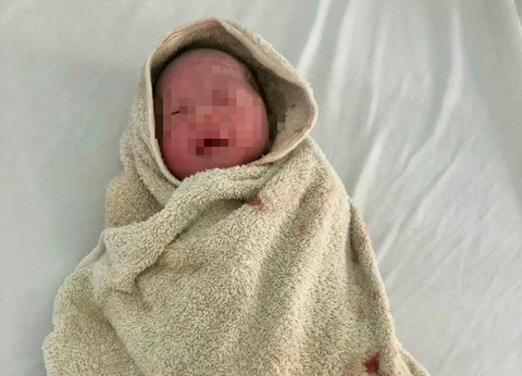 Nhiều người muốn nhận nuôi bé sơ sinh bị bỏ rơi, chính quyền vẫn chờ gia đình đến đón - Ảnh 1. Nhiều người muốn nhận nuôi bé sơ sinh bị bỏ rơi, chính quyền vẫn chờ gia đình đến đón - Ảnh 1.
