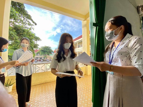 Sáng nay, gần 1 triệu thí sinh thi môn văn - Ảnh 10. Sáng nay, gần 1 triệu thí sinh thi môn văn - Ảnh 10.