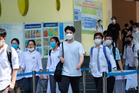 Sóng của Xuân Quỳnh vào đề thi tốt nghiệp, thí sinh kêu hơi khó phần đọc hiểu - Ảnh 7. Sóng của Xuân Quỳnh vào đề thi tốt nghiệp, thí sinh kêu hơi khó phần đọc hiểu - Ảnh 7.