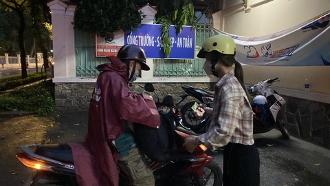 Phụ huynh ‘tiếp tế’ mùng mền, sách vở cho con cách ly tại trường sau ca F0 - Ảnh 5. Phụ huynh ‘tiếp tế’ mùng mền, sách vở cho con cách ly tại trường sau ca F0 - Ảnh 5.