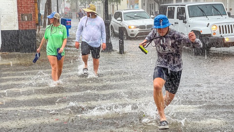 Bão Elsa cản trở việc tìm nạn nhân vụ sập nhà ở Miami - Ảnh 1. Bão Elsa cản trở việc tìm nạn nhân vụ sập nhà ở Miami - Ảnh 1.