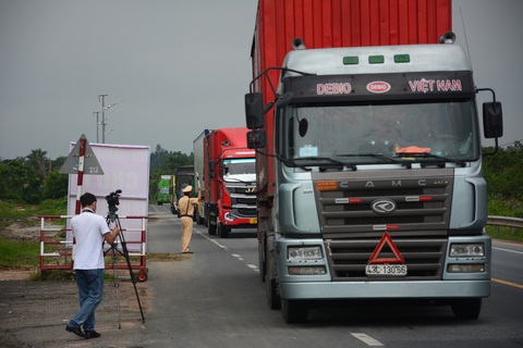 Ngày đầu kiểm soát dịch trên quốc lộ 1, xe cộ ùn ứ tấp nập ở Bình Thuận - Ảnh 3. Ngày đầu kiểm soát dịch trên quốc lộ 1, xe cộ ùn ứ tấp nập ở Bình Thuận - Ảnh 3.