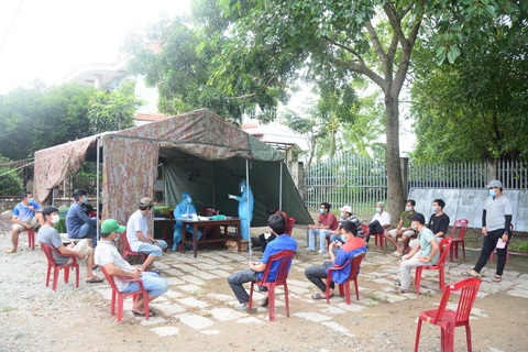 Ngày đầu kiểm soát dịch trên quốc lộ 1, xe cộ ùn ứ tấp nập ở Bình Thuận - Ảnh 4. Ngày đầu kiểm soát dịch trên quốc lộ 1, xe cộ ùn ứ tấp nập ở Bình Thuận - Ảnh 4.