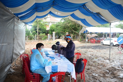 Ngày đầu kiểm soát dịch trên quốc lộ 1, xe cộ ùn ứ tấp nập ở Bình Thuận - Ảnh 6. Ngày đầu kiểm soát dịch trên quốc lộ 1, xe cộ ùn ứ tấp nập ở Bình Thuận - Ảnh 6.