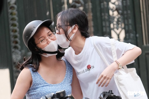 Phụ huynh trong kỳ thi đặc biệt: Đừng lo, có mẹ đang chờ - Ảnh 2. Phụ huynh trong kỳ thi đặc biệt: Đừng lo, có mẹ đang chờ - Ảnh 2.