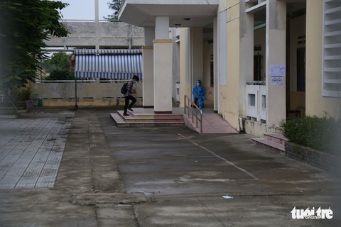 Thí sinh diện F Đà Nẵng đi thi bằng xe cứu thương, trùm kín người - Ảnh 8. Thí sinh diện F Đà Nẵng đi thi bằng xe cứu thương, trùm kín người - Ảnh 8.