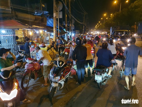 Hàng ngàn xe tải, ba gác... đổ về chợ đầu mối Thủ Đức trước giờ G - Ảnh 1. Hàng ngàn xe tải, ba gác... đổ về chợ đầu mối Thủ Đức trước giờ G - Ảnh 1.