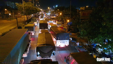 Hàng ngàn xe tải, ba gác... đổ về chợ đầu mối Thủ Đức trước giờ G - Ảnh 3. Hàng ngàn xe tải, ba gác... đổ về chợ đầu mối Thủ Đức trước giờ G - Ảnh 3.