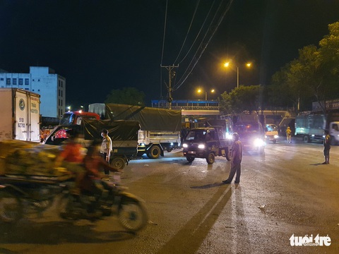 Hàng ngàn xe tải, ba gác... đổ về chợ đầu mối Thủ Đức trước giờ G - Ảnh 4. Hàng ngàn xe tải, ba gác... đổ về chợ đầu mối Thủ Đức trước giờ G - Ảnh 4.
