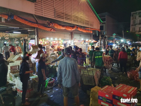 Hàng ngàn xe tải, ba gác... đổ về chợ đầu mối Thủ Đức trước giờ G - Ảnh 5. Hàng ngàn xe tải, ba gác... đổ về chợ đầu mối Thủ Đức trước giờ G - Ảnh 5.