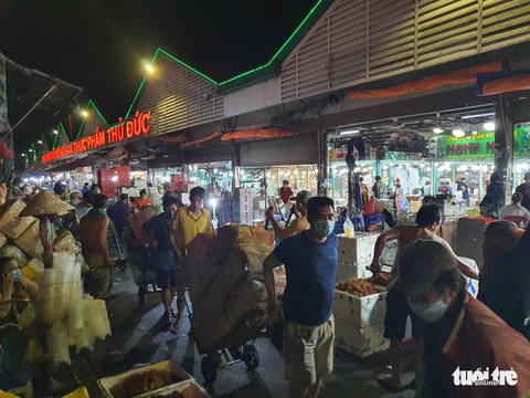 Hàng ngàn xe tải, ba gác... đổ về chợ đầu mối Thủ Đức trước giờ G - Ảnh 6. Hàng ngàn xe tải, ba gác... đổ về chợ đầu mối Thủ Đức trước giờ G - Ảnh 6.