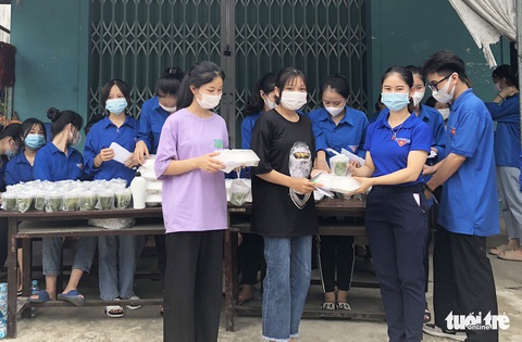 Ấm lòng những suất cơm miễn phí tiếp sức sĩ tử mùa thi - Ảnh 6. Ấm lòng những suất cơm miễn phí tiếp sức sĩ tử mùa thi - Ảnh 6.