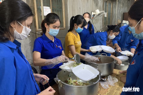 Ấm lòng những suất cơm miễn phí tiếp sức sĩ tử mùa thi - Ảnh 3. Ấm lòng những suất cơm miễn phí tiếp sức sĩ tử mùa thi - Ảnh 3.