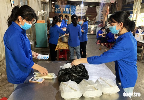 Ấm lòng những suất cơm miễn phí tiếp sức sĩ tử mùa thi - Ảnh 4. Ấm lòng những suất cơm miễn phí tiếp sức sĩ tử mùa thi - Ảnh 4.