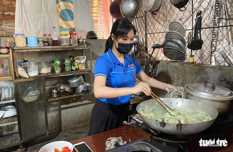 Ấm lòng những suất cơm miễn phí tiếp sức sĩ tử mùa thi - Ảnh 2. Ấm lòng những suất cơm miễn phí tiếp sức sĩ tử mùa thi - Ảnh 2.