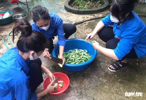 Ấm lòng những suất cơm miễn phí tiếp sức sĩ tử mùa thi - Ảnh 1. Ấm lòng những suất cơm miễn phí tiếp sức sĩ tử mùa thi - Ảnh 1.