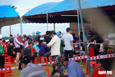 Dân ùn ùn xét nghiệm COVID-19 để có giấy thông hành ra vào Bến Tre - Ảnh 2. Dân ùn ùn xét nghiệm COVID-19 để có giấy thông hành ra vào Bến Tre - Ảnh 2.