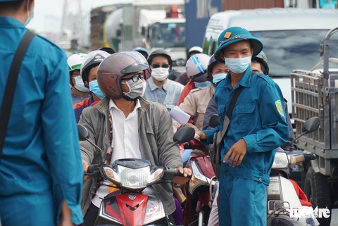 Dân ùn ùn xét nghiệm COVID-19 để có giấy thông hành ra vào Bến Tre - Ảnh 5. Dân ùn ùn xét nghiệm COVID-19 để có giấy thông hành ra vào Bến Tre - Ảnh 5.