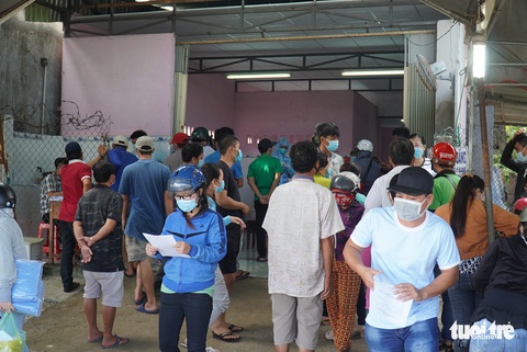 Dân ùn ùn xét nghiệm COVID-19 để có giấy thông hành ra vào Bến Tre - Ảnh 7. Dân ùn ùn xét nghiệm COVID-19 để có giấy thông hành ra vào Bến Tre - Ảnh 7.