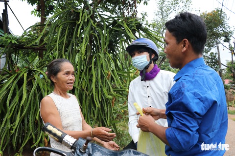 Thí sinh 2 năm sống thực vật đi thi bằng đôi chân của anh bí thư Đoàn xã - Ảnh 4. Thí sinh 2 năm sống thực vật đi thi bằng đôi chân của anh bí thư Đoàn xã - Ảnh 4.