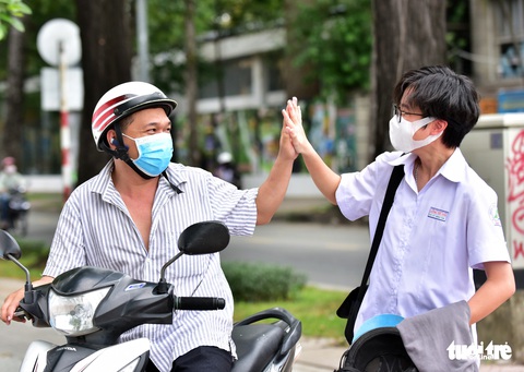 Thí sinh vui vẻ, tự tin trong buổi thi đầu tiên - Ảnh 5. Thí sinh vui vẻ, tự tin trong buổi thi đầu tiên - Ảnh 5.