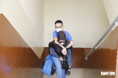 Phụ huynh trong kỳ thi đặc biệt: Đừng lo, có mẹ đang chờ - Ảnh 8. Phụ huynh trong kỳ thi đặc biệt: Đừng lo, có mẹ đang chờ - Ảnh 8.
