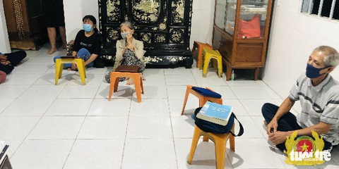 Tụ tập để... đọc Chuyển pháp luân, 7 người bị phạt hơn 50 triệu đồng - Ảnh 1. Tụ tập để... đọc Chuyển pháp luân, 7 người bị phạt hơn 50 triệu đồng - Ảnh 1.