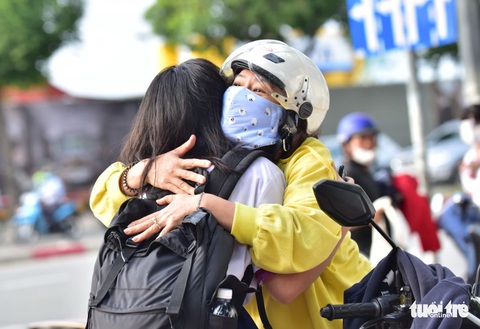 Phụ huynh trong kỳ thi đặc biệt: Đừng lo, có mẹ đang chờ - Ảnh 1. Phụ huynh trong kỳ thi đặc biệt: Đừng lo, có mẹ đang chờ - Ảnh 1.