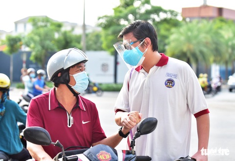Phụ huynh trong kỳ thi đặc biệt: Đừng lo, có mẹ đang chờ - Ảnh 5. Phụ huynh trong kỳ thi đặc biệt: Đừng lo, có mẹ đang chờ - Ảnh 5.