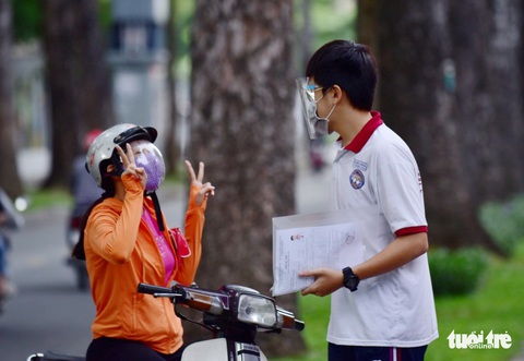 Phụ huynh trong kỳ thi đặc biệt: Đừng lo, có mẹ đang chờ - Ảnh 6. Phụ huynh trong kỳ thi đặc biệt: Đừng lo, có mẹ đang chờ - Ảnh 6.