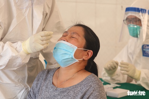 TP.HCM: Hàng nghìn người xếp hàng xét nghiệm COVID-19 lấy giấy thông hành - Ảnh 4. TP.HCM: Hàng nghìn người xếp hàng xét nghiệm COVID-19 lấy giấy thông hành - Ảnh 4.