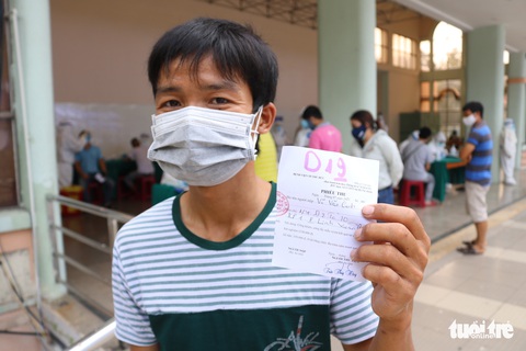 TP.HCM: Hàng nghìn người xếp hàng xét nghiệm COVID-19 lấy giấy thông hành - Ảnh 8. TP.HCM: Hàng nghìn người xếp hàng xét nghiệm COVID-19 lấy giấy thông hành - Ảnh 8.