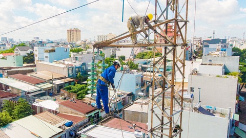 EVNHCMC nỗ lực hoàn thành các công trình điện trong mùa dịch COVID-19 - Ảnh 1. EVNHCMC nỗ lực hoàn thành các công trình điện trong mùa dịch COVID-19 - Ảnh 1.