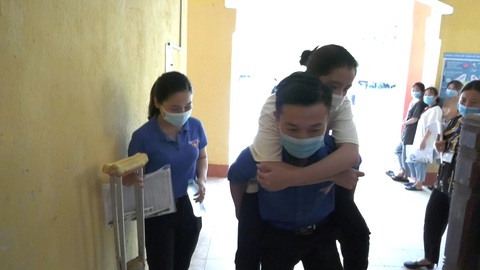 Nữ sinh bị thương ở chân, được thanh niên tình nguyện đưa đón đi thi mỗi ngày - Ảnh 1. Nữ sinh bị thương ở chân, được thanh niên tình nguyện đưa đón đi thi mỗi ngày - Ảnh 1.