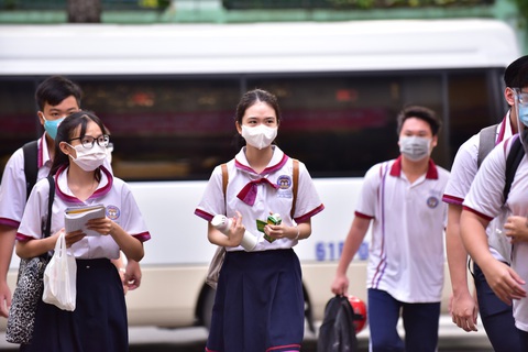 Sáng nay, gần 1 triệu thí sinh thi môn văn - Ảnh 18. Sáng nay, gần 1 triệu thí sinh thi môn văn - Ảnh 18.