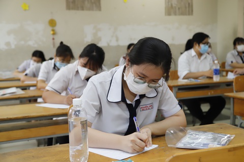 Sóng của Xuân Quỳnh vào đề thi tốt nghiệp, thí sinh kêu hơi khó phần đọc hiểu - Ảnh 3. Sóng của Xuân Quỳnh vào đề thi tốt nghiệp, thí sinh kêu hơi khó phần đọc hiểu - Ảnh 3.