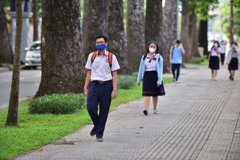 Sáng nay, gần 1 triệu thí sinh thi môn văn - Ảnh 19. Sáng nay, gần 1 triệu thí sinh thi môn văn - Ảnh 19.