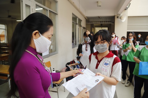 Sáng nay, gần 1 triệu thí sinh thi môn văn - Ảnh 21. Sáng nay, gần 1 triệu thí sinh thi môn văn - Ảnh 21.