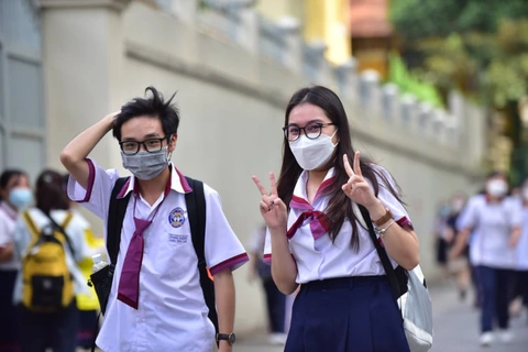 Sóng của Xuân Quỳnh vào đề thi tốt nghiệp, thí sinh kêu hơi khó phần đọc hiểu - Ảnh 11. Sóng của Xuân Quỳnh vào đề thi tốt nghiệp, thí sinh kêu hơi khó phần đọc hiểu - Ảnh 11.