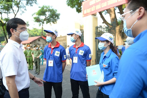 Chiến sĩ tình nguyện: Vừa tiếp sức mùa thi, vừa đảm bảo phòng chống dịch - Ảnh 1. Chiến sĩ tình nguyện: Vừa tiếp sức mùa thi, vừa đảm bảo phòng chống dịch - Ảnh 1.