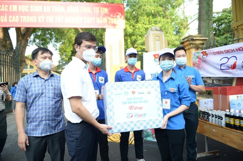 Chiến sĩ tình nguyện: Vừa tiếp sức mùa thi, vừa đảm bảo phòng chống dịch - Ảnh 2. Chiến sĩ tình nguyện: Vừa tiếp sức mùa thi, vừa đảm bảo phòng chống dịch - Ảnh 2.