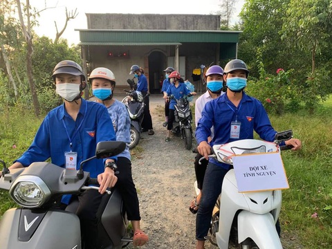 Đội ‘xe ôm 0 đồng’ chở thí sinh xa nhà, thí sinh khuyết tật đến điểm thi - Ảnh 1. Đội ‘xe ôm 0 đồng’ chở thí sinh xa nhà, thí sinh khuyết tật đến điểm thi - Ảnh 1.