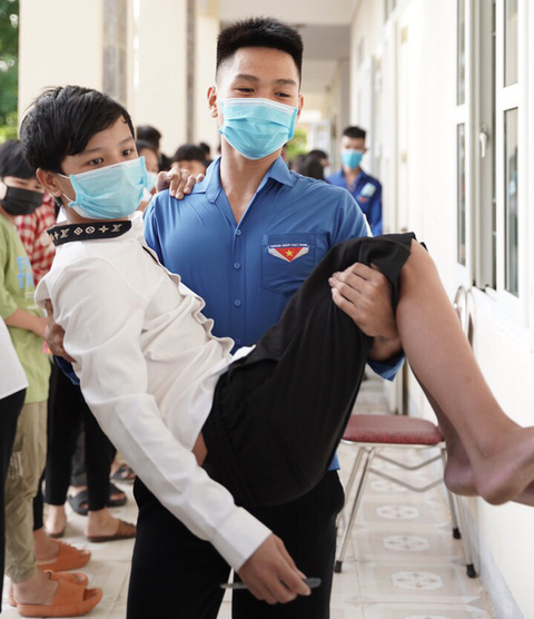 Đội ‘xe ôm 0 đồng’ chở thí sinh xa nhà, thí sinh khuyết tật đến điểm thi - Ảnh 3. Đội ‘xe ôm 0 đồng’ chở thí sinh xa nhà, thí sinh khuyết tật đến điểm thi - Ảnh 3.