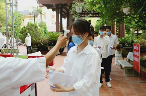 Một thí sinh nghi mắc COVID-19, chủ tịch huyện và giám đốc trung tâm y tế bị ngưng chức - Ảnh 1. Một thí sinh nghi mắc COVID-19, chủ tịch huyện và giám đốc trung tâm y tế bị ngưng chức - Ảnh 1.