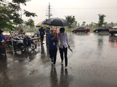 Ước mơ trở thành phóng viên của nữ sinh 11 năm đến trường nhờ đôi chân của mẹ - Ảnh 3. Ước mơ trở thành phóng viên của nữ sinh 11 năm đến trường nhờ đôi chân của mẹ - Ảnh 3.