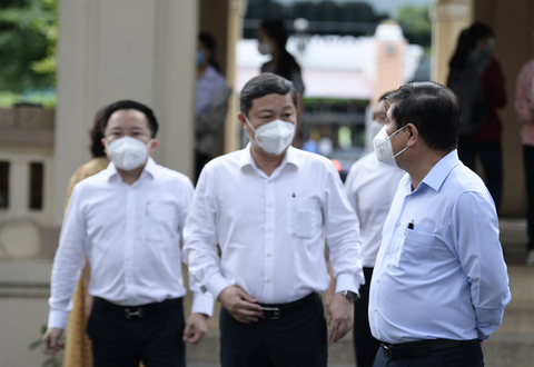 Chủ tịch UBND TP.HCM: ‘Phụ huynh lo lắng là đương nhiên, nhưng hãy cố gắng giãn cách’ - Ảnh 1. Chủ tịch UBND TP.HCM: ‘Phụ huynh lo lắng là đương nhiên, nhưng hãy cố gắng giãn cách’ - Ảnh 1.