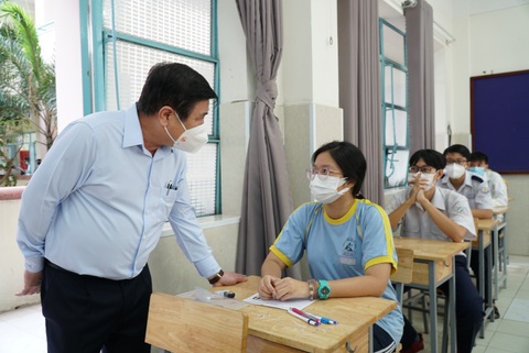 Chủ tịch UBND TP.HCM: ‘Phụ huynh lo lắng là đương nhiên, nhưng hãy cố gắng giãn cách’ - Ảnh 2. Chủ tịch UBND TP.HCM: ‘Phụ huynh lo lắng là đương nhiên, nhưng hãy cố gắng giãn cách’ - Ảnh 2.
